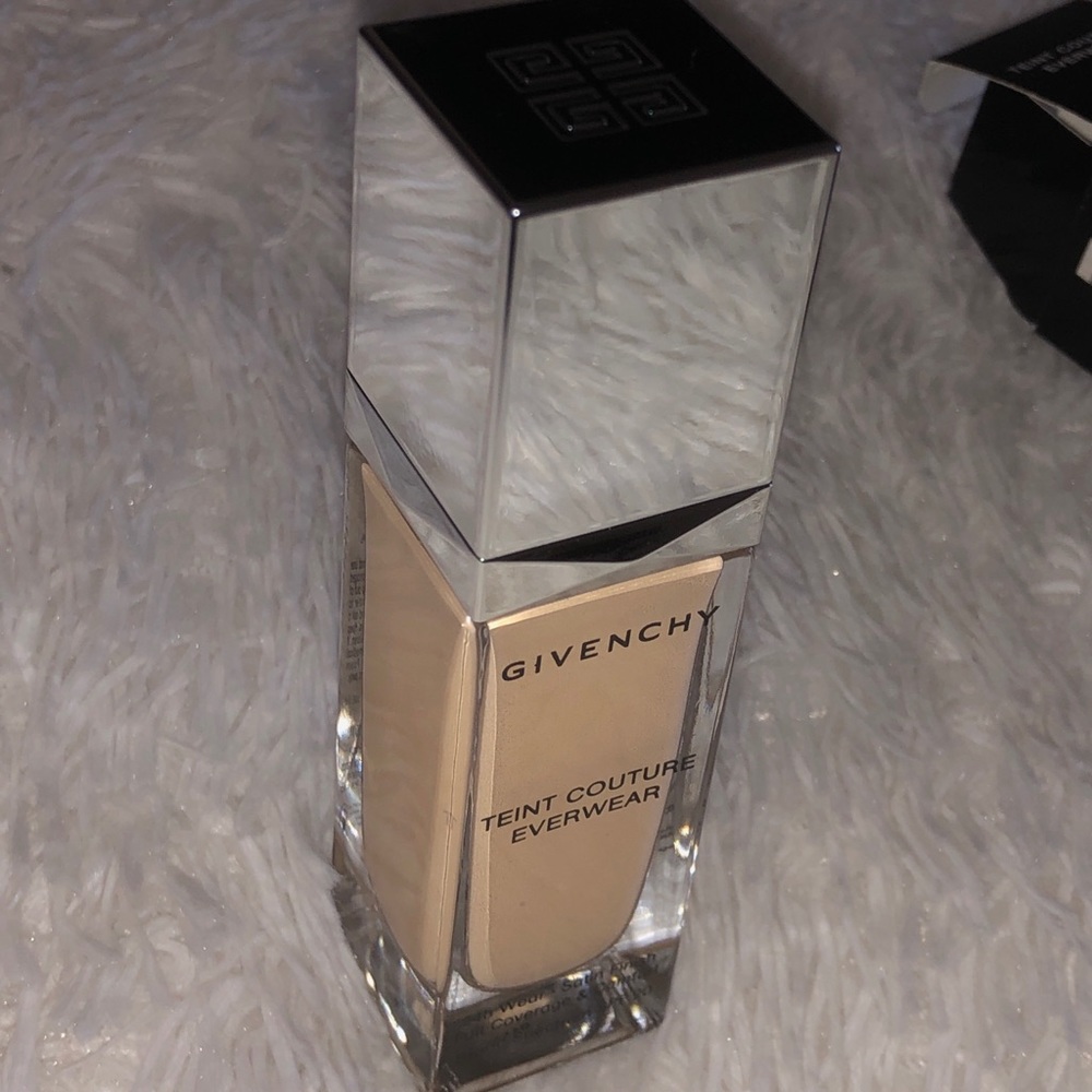 Givenchy foundation Y10